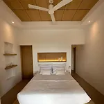 Olive Breeze , Naousa * Isterni (Paros)
