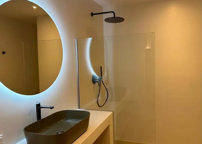 Willa Olive Breeze , Naousa