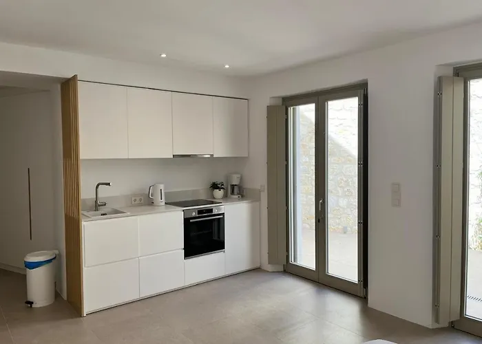 Olive Breeze , Naousa