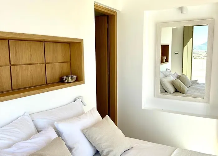 Olive Breeze , Naousa Willa *