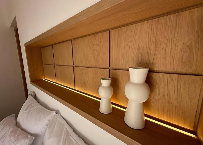 Olive Breeze , Naousa Willa