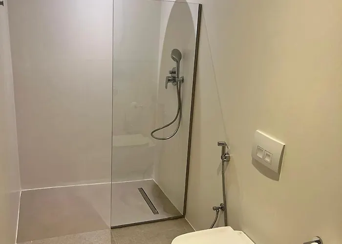 Willa Olive Breeze , Naousa *