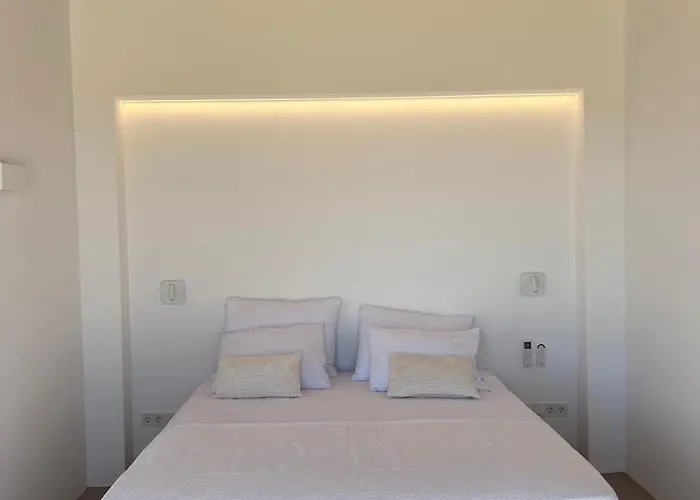 Olive Breeze , Naousa Willa *