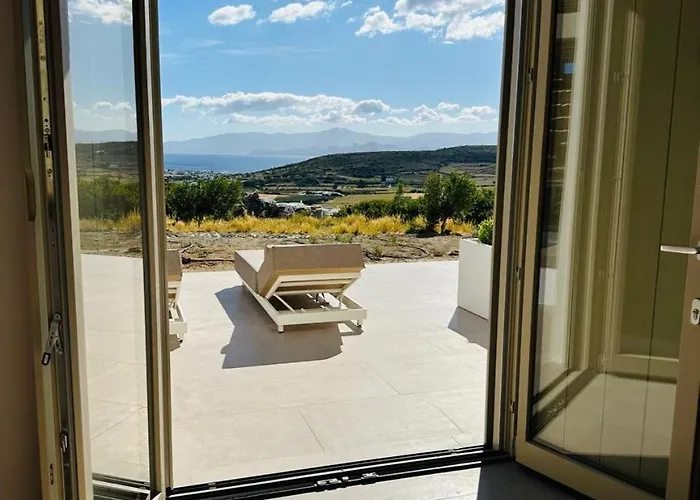 Olive Breeze , Naousa Willa